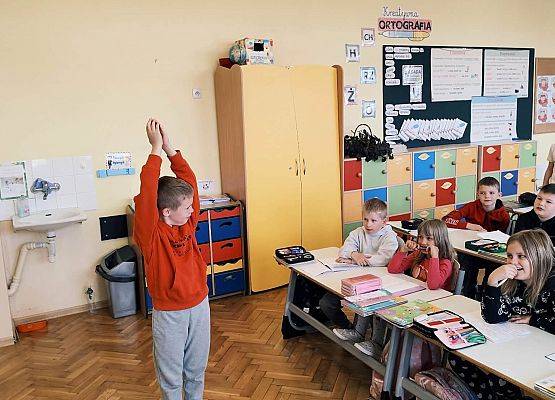 uczniowie wykonują zadania