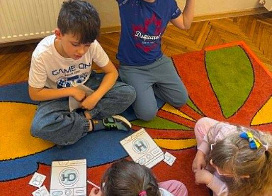 uczniowie wykonują zadania