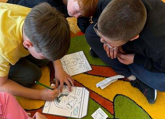 uczniowie wykonują zadania