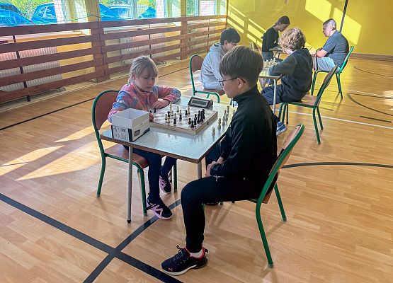 uczniowie grają w szachy