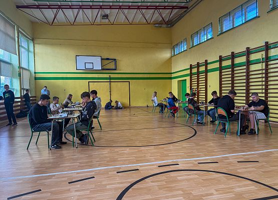 uczniowie grają w szachy