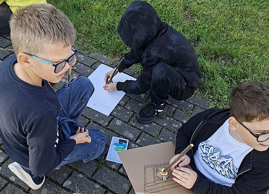 uczniowie podczas zajęć w terenie