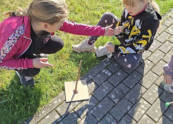 uczniowie podczas zajęć w terenie