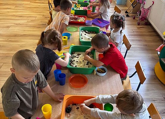 dzieci podczas pracy przy stolikach