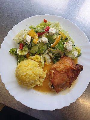 Danie obiadowe z szkolnej stołówce