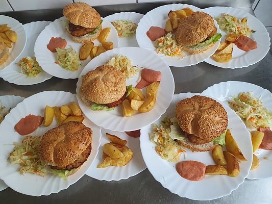 Danie obiadowe w szkolnej stołówce