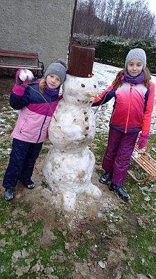 Grafika #4: Zimowe zabawy uczniów klasy piątej.