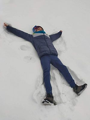 Grafika #7: Zimowe zabawy uczniów klasy piątej.