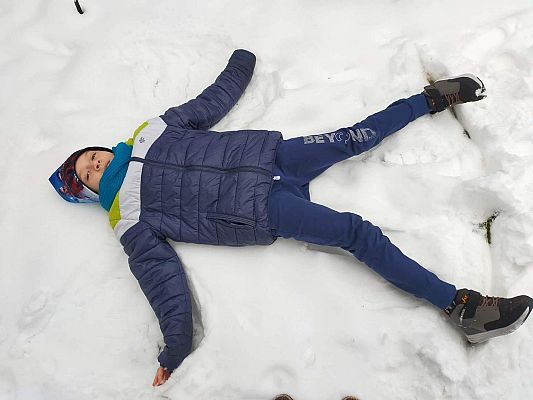 Grafika #6: Zimowe zabawy uczniów klasy piątej.