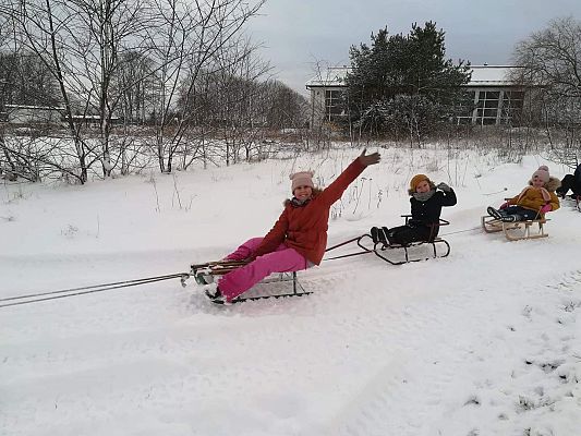 Grafika #10: Zimowe zabawy uczniów klasy piątej.