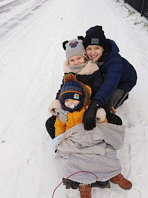 Grafika #3: Zimowe zabawy uczniów klasy piątej.