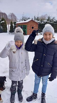 Grafika #1: Zimowe zabawy uczniów klasy piątej.