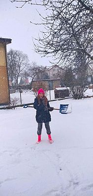 Grafika #9: Zimowe zabawy uczniów klasy piątej.