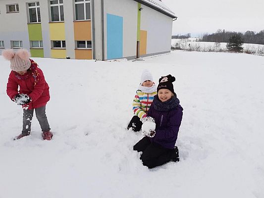 Grafika #4: Zimowe zabawy na śniegu