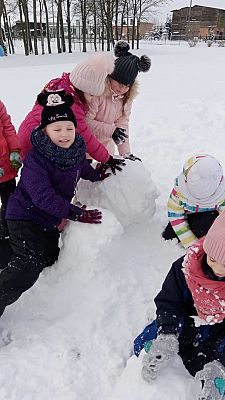 Grafika #1: Zimowe zabawy na śniegu