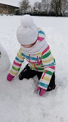 Grafika #3: Zimowe zabawy na śniegu