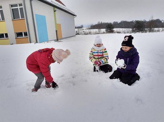 Grafika #6: Zimowe zabawy na śniegu