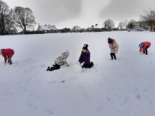 Grafika #9: Zimowe zabawy na śniegu