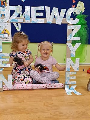 Grafika #3: Dzień Dziewczynek