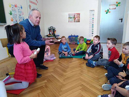 Grafika #1: "Magiczna moc bajek"