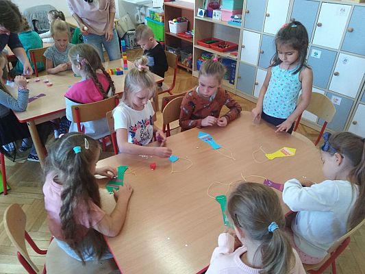 Grafika #2: "Dzień Chłopców w Mróweczkach i Jeżykach"