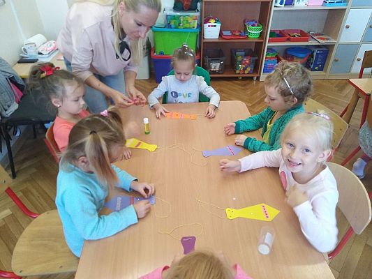 Grafika #1: "Dzień Chłopców w Mróweczkach i Jeżykach"