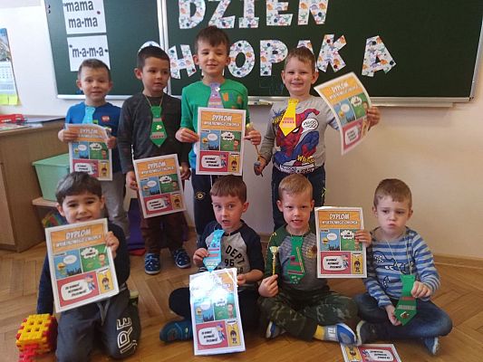 Grafika #6: "Dzień Chłopców w Mróweczkach i Jeżykach"