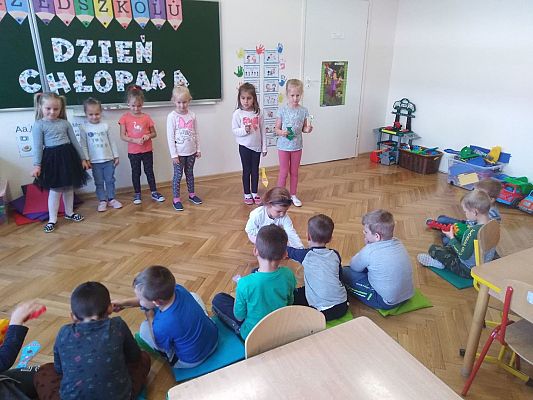 Grafika #5: "Dzień Chłopców w Mróweczkach i Jeżykach"