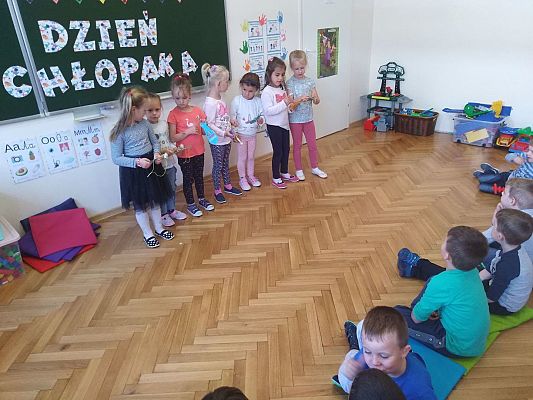 Grafika #3: "Dzień Chłopców w Mróweczkach i Jeżykach"