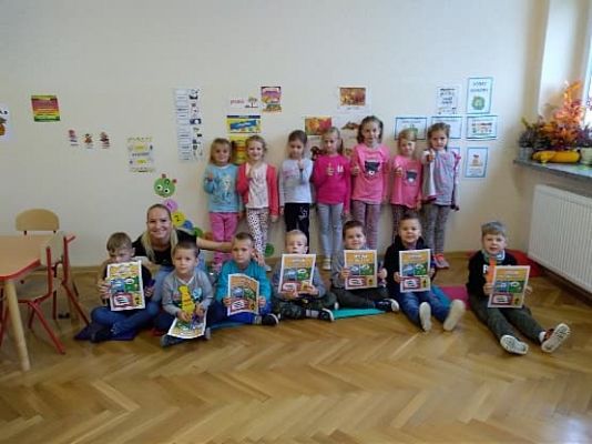 Grafika #9: "Dzień Chłopców w Mróweczkach i Jeżykach"