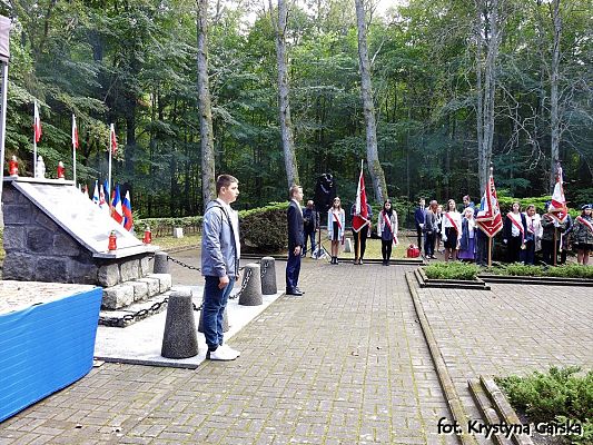 Grafika #7: Uroczystość ku czci Ofiar Marszu Śmierci KL Stutthof w Krępie Kaszubskiej.