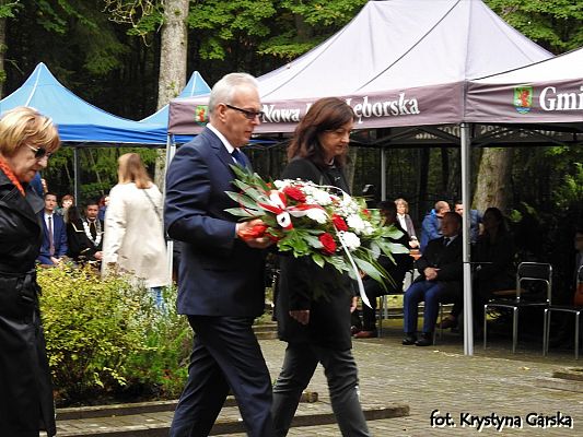 Grafika #1: Uroczystość ku czci Ofiar Marszu Śmierci KL Stutthof w Krępie Kaszubskiej.