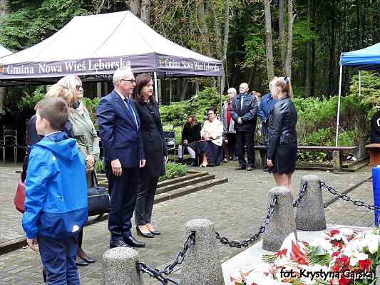 Grafika #28: Uroczystość ku czci Ofiar Marszu Śmierci KL Stutthof w Krępie Kaszubskiej.