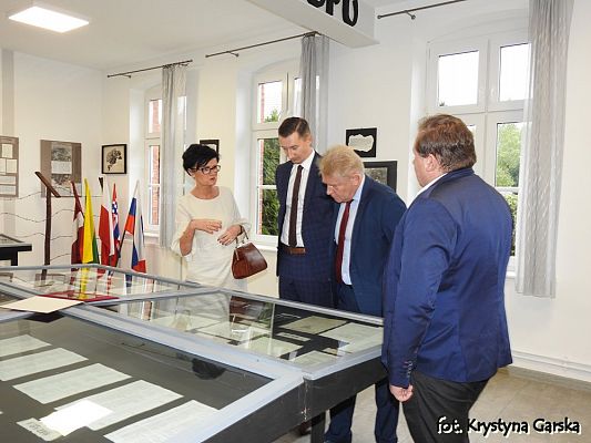 Grafika #27: Uroczystość ku czci Ofiar Marszu Śmierci KL Stutthof w Krępie Kaszubskiej.