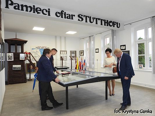 Grafika #12: Uroczystość ku czci Ofiar Marszu Śmierci KL Stutthof w Krępie Kaszubskiej.