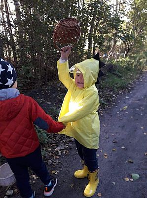 Grafika #11: Pierwszy Dzień Jesieni. Wielkie grzybobranie Lisków i Sówek