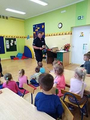 Grafika #1: Policjanci w Przedszkolu