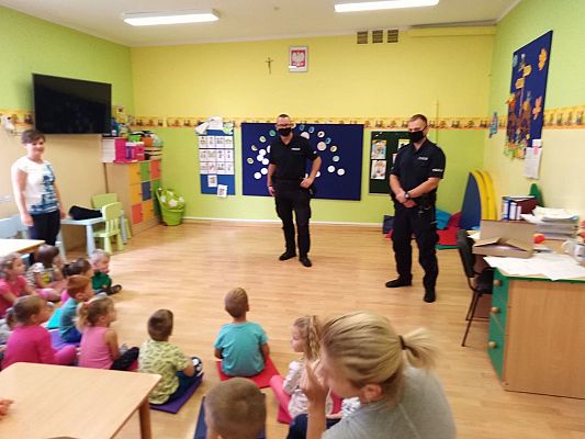 Grafika #0: Policjanci w Przedszkolu