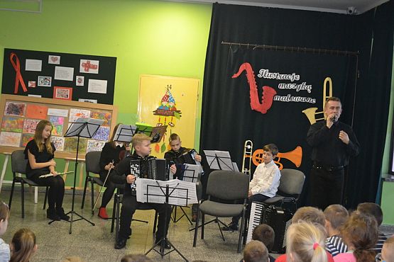 Grafika #2: Ilustracje muzyką malowane.