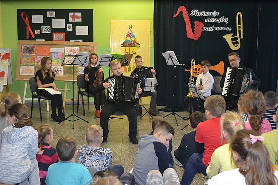 Grafika #13: Ilustracje muzyką malowane.