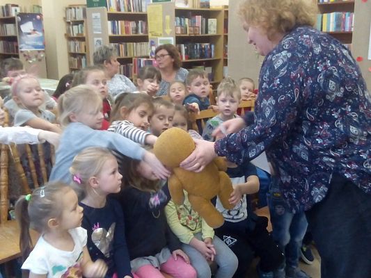 Grafika #13: Misiowe spotkanie w bibliotece