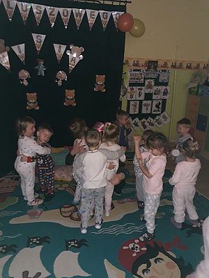 Grafika #1: Piżama party z okazji Dnia Pluszowego Misia