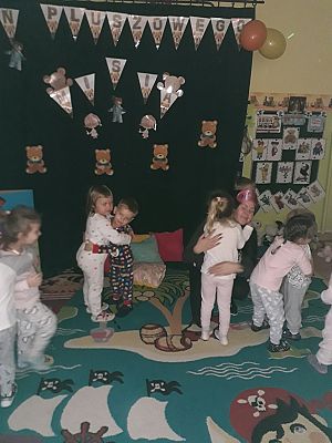 Grafika #2: Piżama party z okazji Dnia Pluszowego Misia