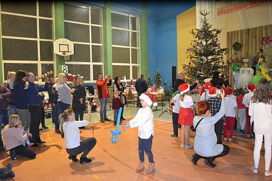 Grafika #35: VI Rodzinny Kiermasz Świąteczny