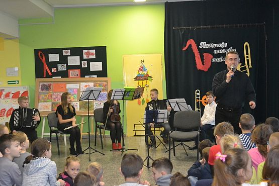 Grafika #3: Ilustracje muzyką malowane.