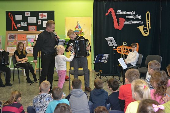 Grafika #14: Ilustracje muzyką malowane.