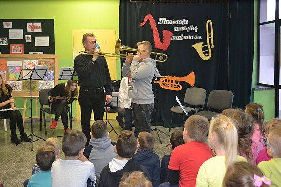 Grafika #16: Ilustracje muzyką malowane.