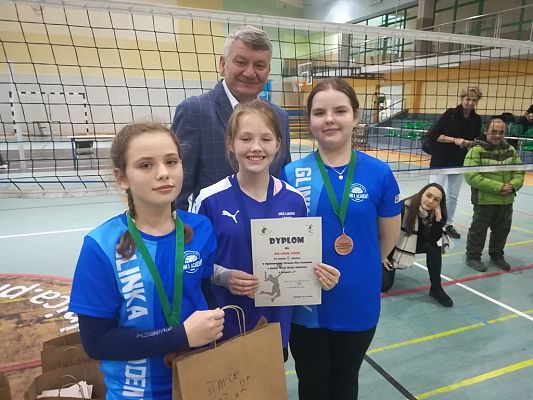 Grafika #0: Brązowe medale dla UKS Libero Łebień w IV Ogólnopolskim Turnieju Minipiłki Siatkowej Dziewcząt o Puchar Wójta Gminy Kobylnicy