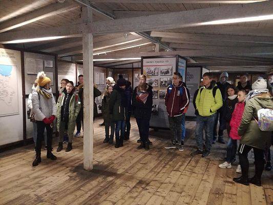 Grafika #13: Szkoła w Łebieniu wciąż pamięta-klasy siódma i ósma z wizytą w Muzeum Stutthof w Sztutowie