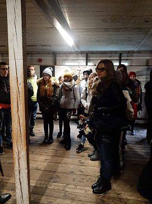 Grafika #1: Szkoła w Łebieniu wciąż pamięta-klasy siódma i ósma z wizytą w Muzeum Stutthof w Sztutowie